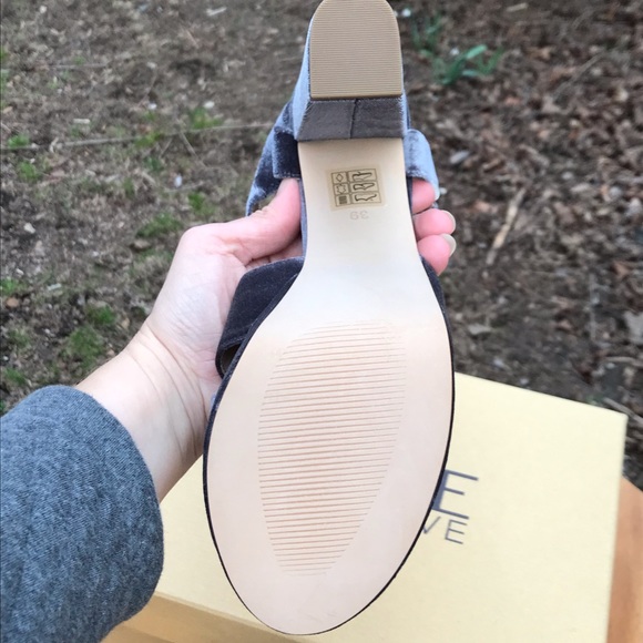 The Mode Collective☀️The Podium Sandal in charcoal - Picture 8 of 9